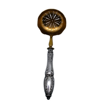 Afbeelding in Gallery-weergave laden, Cuiller saupoudreuse avec manche en argent fourré, décor Louis XV, début XXè