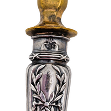 Afbeelding in Gallery-weergave laden, Cuiller saupoudreuse avec manche en argent fourré, décor Louis XV, début XXè