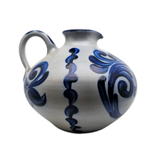 Load image into Gallery viewer, M. Schilz, grand pichet allemand vintage en grès gris et bleu cobalt émaillé, XXè