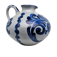 Load image into Gallery viewer, M. Schilz, grand pichet allemand vintage en grès gris et bleu cobalt émaillé, XXè