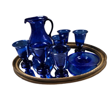 Charger l'image dans la galerie, Suite de 6 verres, 1 carafe et 1 coupelle vintage en verre bleu soufflé à la bouche, artisanat égyptien