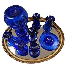 Charger l'image dans la galerie, Suite de 6 verres, 1 carafe et 1 coupelle vintage en verre bleu soufflé à la bouche, artisanat égyptien