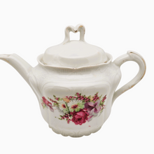 Charger l'image dans la galerie, Tête à tête en porcelaine fleurie et sa théière vintage, XXè