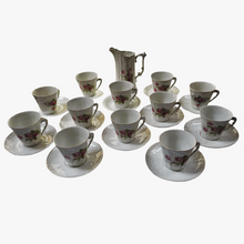Charger l'image dans la galerie, Service  à café ou à chocolat Art nouveau en porcelaine blanche fleurie de petites roses pour 12 personnes, années 1900