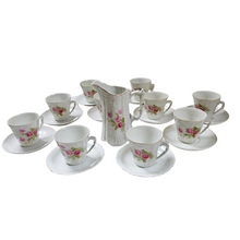 Charger l'image dans la galerie, Service  à café ou à chocolat Art nouveau en porcelaine blanche fleurie de petites roses pour 12 personnes, années 1900
