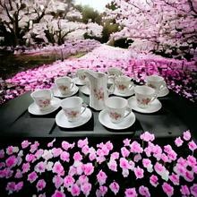 Charger l'image dans la galerie, Service  à café ou à chocolat Art nouveau en porcelaine blanche fleurie de petites roses pour 12 personnes, années 1900