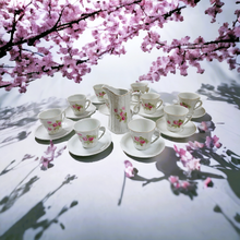 Charger l'image dans la galerie, Service  à café ou à chocolat Art nouveau en porcelaine blanche fleurie de petites roses pour 12 personnes, années 1900