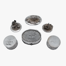 Load image into Gallery viewer, Silver Scenes, Suite de 3 petites boîtes anglaises vintage en étain plaqué argent, années 1980