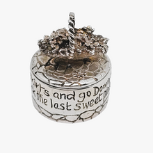 Load image into Gallery viewer, Silver Scenes, Suite de 3 petites boîtes anglaises vintage en étain plaqué argent, années 1980