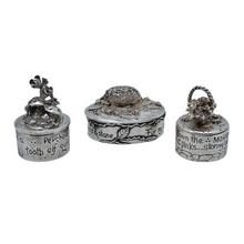 Load image into Gallery viewer, Silver Scenes, Suite de 3 petites boîtes anglaises vintage en étain plaqué argent, années 1980