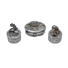 Load image into Gallery viewer, Silver Scenes, Suite de 3 petites boîtes anglaises vintage en étain plaqué argent, années 1980
