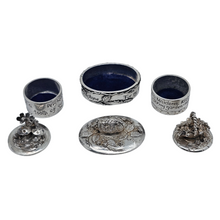 Load image into Gallery viewer, Silver Scenes, Suite de 3 petites boîtes anglaises vintage en étain plaqué argent, années 1980