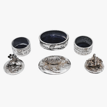 Load image into Gallery viewer, Silver Scenes, Suite de 3 petites boîtes anglaises vintage en étain plaqué argent, années 1980