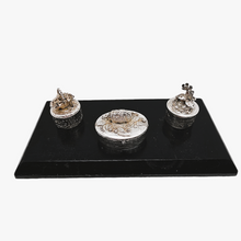 Load image into Gallery viewer, Silver Scenes, Suite de 3 petites boîtes anglaises vintage en étain plaqué argent, années 1980