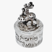 Load image into Gallery viewer, Silver Scenes, Suite de 3 petites boîtes anglaises vintage en étain plaqué argent, années 1980