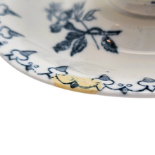 Charger l'image dans la galerie, Sarreguemines - décor Flore, Petite soupière de poupée en faïence, début XXe siècle Le Charme des Violettes - Brocante en ligne