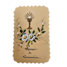 Load image into Gallery viewer, Souvenirs de communion, lot de 3 cartes en celluloïd festonné peintes à la main, années 1900
