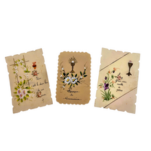 Load image into Gallery viewer, Souvenirs de communion, lot de 3 cartes en celluloïd festonné peintes à la main, années 1900