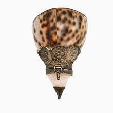 Load image into Gallery viewer, Tabatière victorienne en coquillage, métal argenté et nacre, fin XIXe