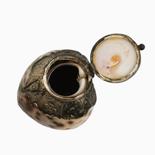 Load image into Gallery viewer, Tabatière victorienne en coquillage, métal argenté et nacre, fin XIXe