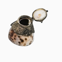 Load image into Gallery viewer, Tabatière victorienne en coquillage, métal argenté et nacre, fin XIXe