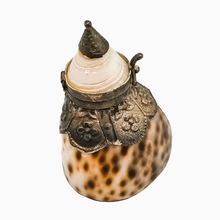 Load image into Gallery viewer, Tabatière victorienne en coquillage, métal argenté et nacre, fin XIXe