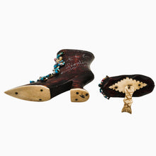 Load image into Gallery viewer, Rare tabatière de marin en forme de bottine en bois sculpté, os et perles – “Souvenir Léontine” – fin XIXᵉ siècle Le Charme des Violettes - Brocante en ligne