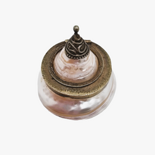 Load image into Gallery viewer, Tabatière ou boîte à pilules victorienne en nacre blanche et laiton, fin XIXe