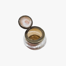 Load image into Gallery viewer, Tabatière ou boîte à pilules victorienne en nacre blanche et laiton, fin XIXe