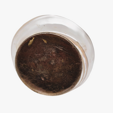 Load image into Gallery viewer, Tabatière ou boîte à pilules victorienne en nacre blanche et laiton, fin XIXe