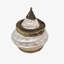 Load image into Gallery viewer, Tabatière ou boîte à pilules victorienne en nacre blanche et laiton, fin XIXe