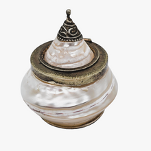 Load image into Gallery viewer, Tabatière ou boîte à pilules victorienne en nacre blanche et laiton, fin XIXe