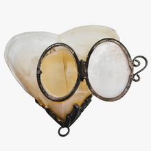 Load image into Gallery viewer, Tabatière victorienne en nacre blanche et métal argenté, fin XIXe