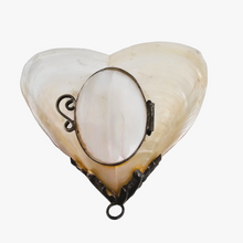 Load image into Gallery viewer, Tabatière victorienne en nacre blanche et métal argenté, fin XIXe