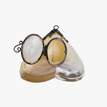 Load image into Gallery viewer, Tabatière victorienne en nacre blanche et métal argenté, fin XIXe