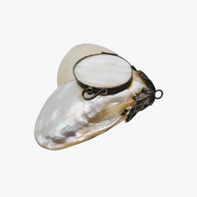 Load image into Gallery viewer, Tabatière victorienne en nacre blanche et métal argenté, fin XIXe