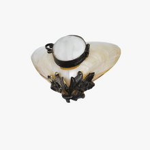 Load image into Gallery viewer, Tabatière victorienne en nacre blanche et métal argenté, fin XIXe