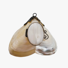 Load image into Gallery viewer, Tabatière victorienne en nacre blanche et métal argenté, fin XIXe