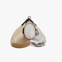 Load image into Gallery viewer, Tabatière victorienne en nacre blanche et métal argenté, fin XIXe