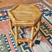 Load image into Gallery viewer, Tabouret - Support pour plante vintage en bambou, années 1970