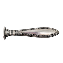 Load image into Gallery viewer, Sceau à cacheter ancien en argent 800, décor Louis XVI, début XXè