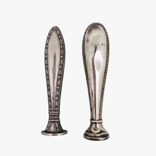 Load image into Gallery viewer, Sceau à cacheter ancien en argent 800, décor Louis XVI, début XXè