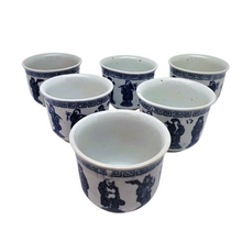 Load image into Gallery viewer, Suite de 6 petites tasses à thé chinoises en porcelaine bleu et blanc – décor de personnages, années 1970 Le Charme des Violettes - Brocante en ligne