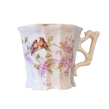 Afbeelding in Gallery-weergave laden, Ensemble de 5 tasses à café et sous-tasses en porcelaine à décor d'oiseaux et de fleurs de lilas, Belle Époque, 1890-1910 Le Charme des Violettes - Brocante en ligne