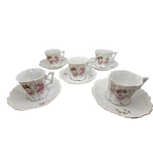 Afbeelding in Gallery-weergave laden, Ensemble de 5 tasses à café et sous-tasses en porcelaine à décor d'oiseaux et de fleurs de lilas, Belle Époque, 1890-1910 Le Charme des Violettes - Brocante en ligne