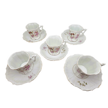 Afbeelding in Gallery-weergave laden, Ensemble de 5 tasses à café et sous-tasses en porcelaine à décor d'oiseaux et de fleurs de lilas, Belle Époque, 1890-1910 Le Charme des Violettes - Brocante en ligne