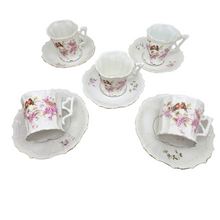 Afbeelding in Gallery-weergave laden, Ensemble de 5 tasses à café et sous-tasses en porcelaine à décor d'oiseaux et de fleurs de lilas, Belle Époque, 1890-1910 Le Charme des Violettes - Brocante en ligne