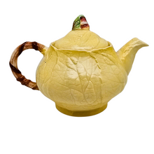 Charger l'image dans la galerie, Carlton Ware, théière en barbotine anglaise colorée au décor de digitale, années 1935-1950