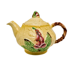Charger l'image dans la galerie, Carlton Ware, théière en barbotine anglaise colorée au décor de digitale, années 1935-1950