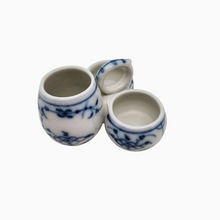 Charger l'image dans la galerie, Tournai, décor à l'immortel de Saxe. Serviteur ancien en porcelaine pour sel, poivre et moutarde